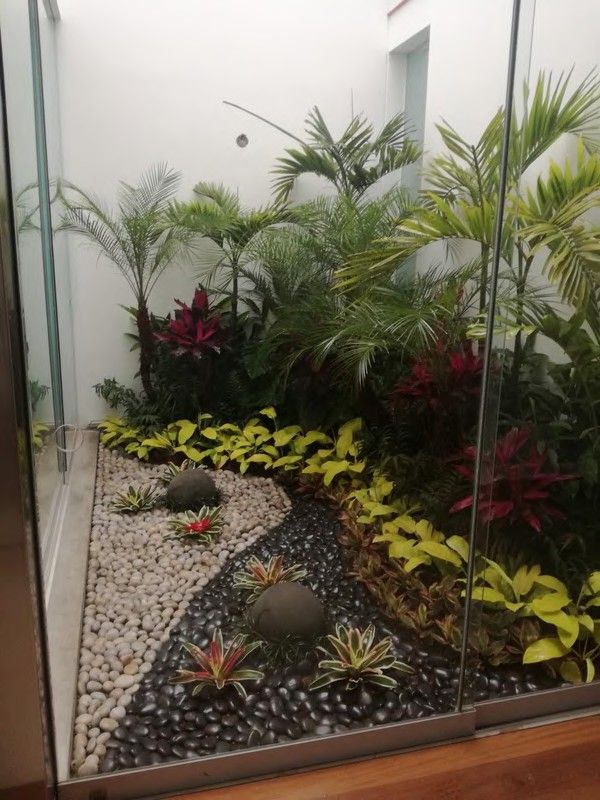 Diseño de jardín con piedra blanca y negra