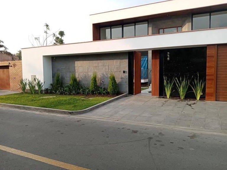 Jardín frontal de vivienda