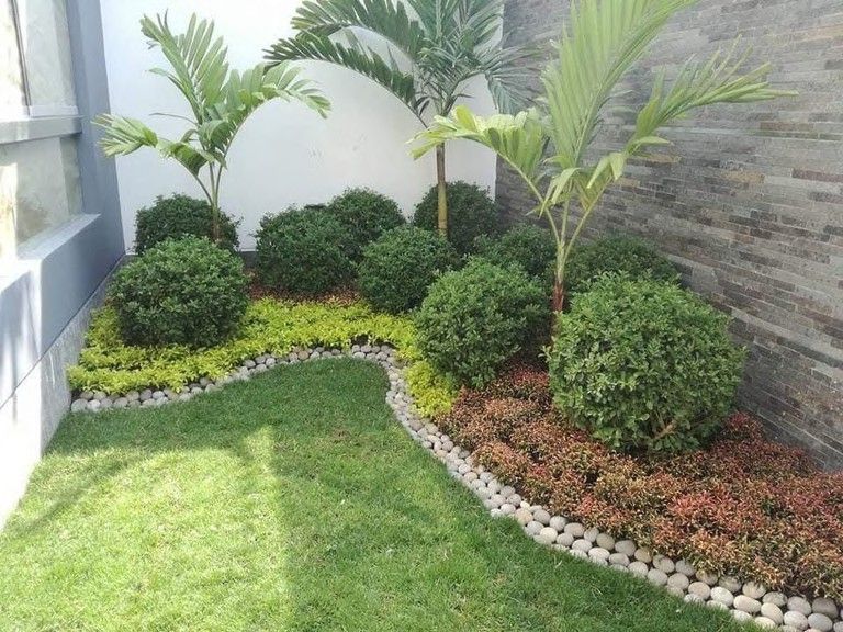 Jardín con topiarios y palmeras