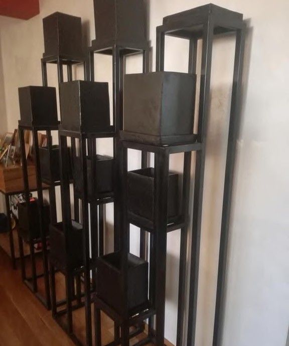 Maceteros metálicos con plantas en interior