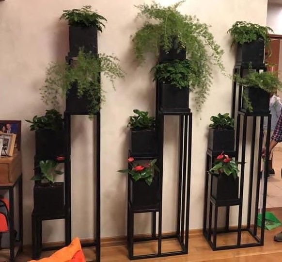 Maceteros verticales con plantas junto a la pared