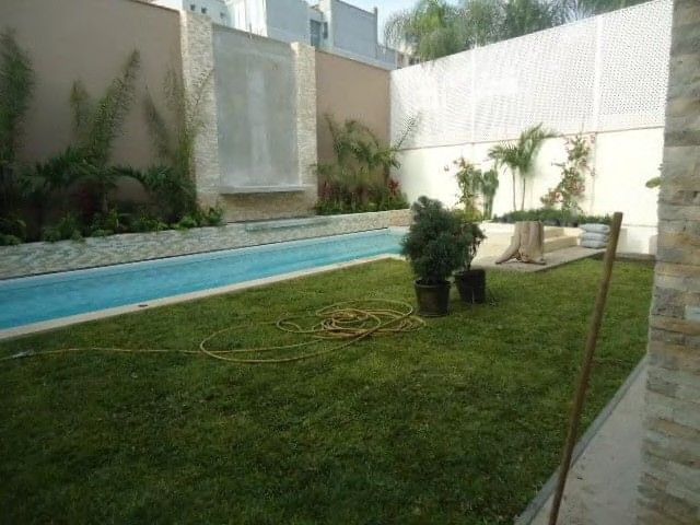 Área de grass instalada junto a piscina